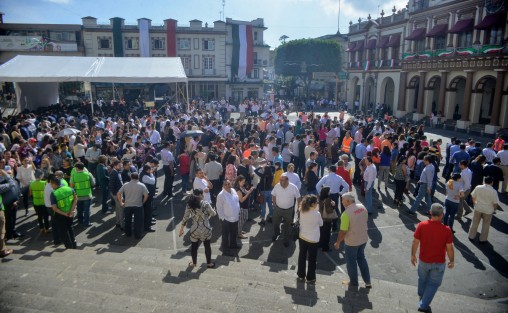 En punto de las 10 de la mañana se llevó a cabo el Macro simulacro en el centro de la ciudad de Xalapa; participaron personal de palacio de gobierno, municipal, de la torre de la SSP y alumnos de la escuela Juárez. 