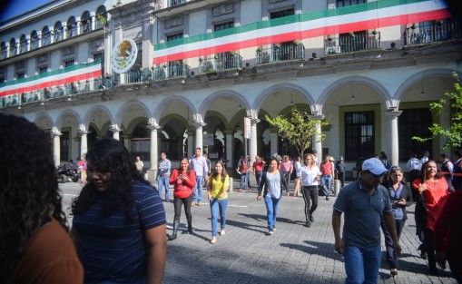 En punto de las 10 de la mañana se llevó a cabo el Macro simulacro en el centro de la ciudad de Xalapa; participaron personal de palacio de gobierno, municipal, de la torre de la SSP y alumnos de la escuela Juárez. 