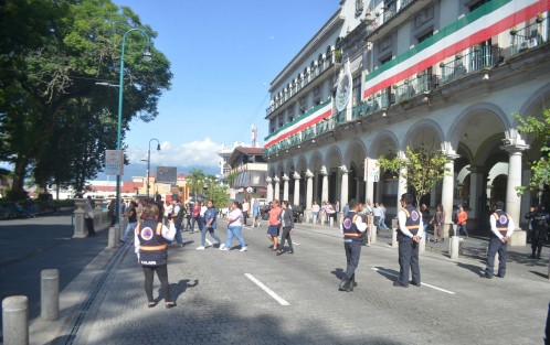 En punto de las 10 de la mañana se llevó a cabo el Macro simulacro en el centro de la ciudad de Xalapa; participaron personal de palacio de gobierno, municipal, de la torre de la SSP y alumnos de la escuela Juárez. 