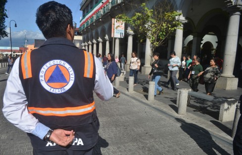 En punto de las 10 de la mañana se llevó a cabo el Macro simulacro en el centro de la ciudad de Xalapa; participaron personal de palacio de gobierno, municipal, de la torre de la SSP y alumnos de la escuela Juárez. 