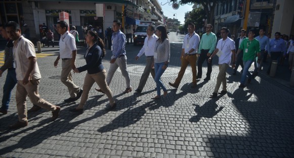 En punto de las 10 de la mañana se llevó a cabo el Macro simulacro en el centro de la ciudad de Xalapa; participaron personal de palacio de gobierno, municipal, de la torre de la SSP y alumnos de la escuela Juárez. 