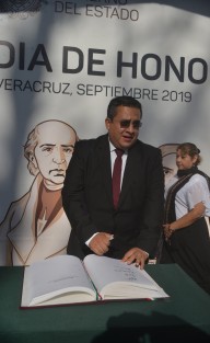 Eduardo Cadena Cerón, secretario de Desarrollo Agropecuario, Rural y Pesca, en compañía de colaboradores, realizó la Guardia de Honor ante el monumento al Padre de la Patria, Miguel Hidalgo y Costilla, en el 209 aniversario de la Independencia de México. 