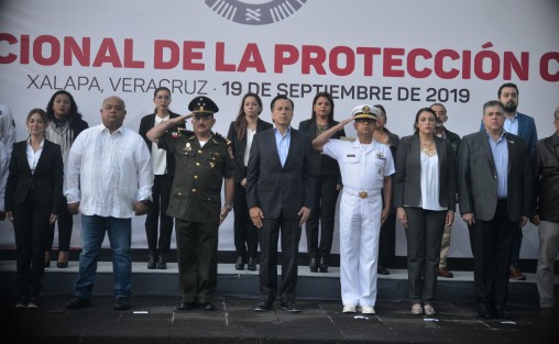En el marco del Día Nacional de Protección Civil, el gobernador Cuitláhuac García Jiménez encabezó la conmemoración de los sismos de los años 1985 y 2017, donde destacó que la prevención y preparación es vital para salvar vidas ante una eventualidad. 