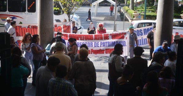 Integrantes de FREDEPO se manifestaron con lonas y pintas en la banqueta  de la entrada de Palacio Municipal de Xalapa porque dicen estar en contra de la instalación de parquímetros en el centro de Xalapa.