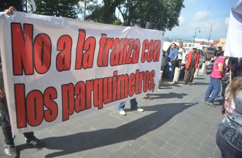Integrantes de FREDEPO se manifestaron con lonas y pintas en la banqueta  de la entrada de Palacio Municipal de Xalapa porque dicen estar en contra de la instalación de parquímetros en el centro de Xalapa.