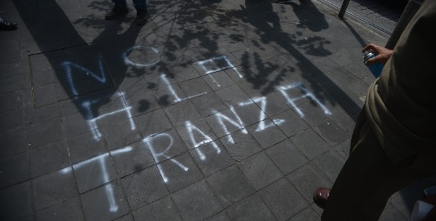 Integrantes de FREDEPO se manifestaron con lonas y pintas en la banqueta  de la entrada de Palacio Municipal de Xalapa porque dicen estar en contra de la instalación de parquímetros en el centro de Xalapa.