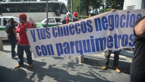 Integrantes de FREDEPO se manifestaron con lonas y pintas en la banqueta  de la entrada de Palacio Municipal de Xalapa porque dicen estar en contra de la instalación de parquímetros en el centro de Xalapa.