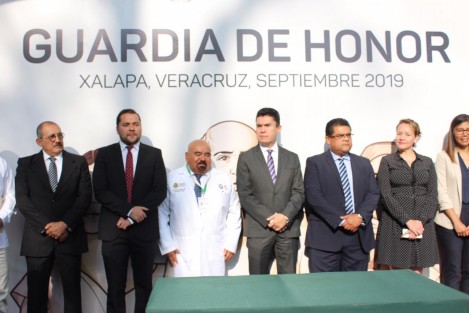 Roberto Ramos Alor, secretario de Salud, realizó su respectiva Guardia de Honor ante el monumento al Padre de la Patria, Miguel Hidalgo y Costilla; lo acompañaron personal las diferentes instituciones de salud.  