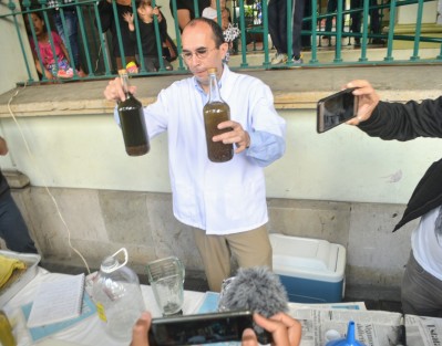 Según la explicación dada, el repelente se elabora con citronela, clavo y romero, todo esto colocado en alcohol, donde se deja reposar por dos días y estaría listo para utilizarse. En la página de  Facebook Multigrafica Agencia está disponible un video para explicación más detallada.