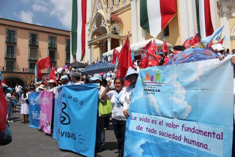 El Frente Nacional por la Familia Xalapa marchó desde la Facultad de Economía hacia la Plaza Lerdo para pronunciarse en contra de la legalización del aborto. 
