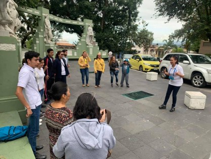 El Club de Adultos en Crecimiento realizó frente al monumento de Las Virtudes, en Xalapa, Ver., una jornada de activación y sensibilización sobre el tema de la demencia, al conmemorarse este sábado el Día Mundial del Alzheimer, al ser este padecimiento la causa del 70% de los casos de demencia en México. 
