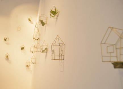En la instalaciones de la Galería Ramón Alva de Canal se encuentran  las exposiciones <em>De un lugar a otro caminando por el borde 4</em>, de la autora Hana Sakuma y <em>Retratos</em> El diario de SETOUCHI 3, de Reika Nakayama. 