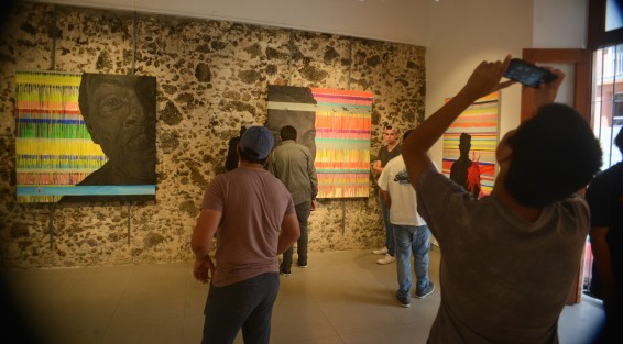 En la instalaciones de la Galería Ramón Alva de Canal se encuentran  las exposiciones <em>De un lugar a otro caminando por el borde 4</em>, de la autora Hana Sakuma y <em>Retratos</em> El diario de SETOUCHI 3, de Reika Nakayama. 