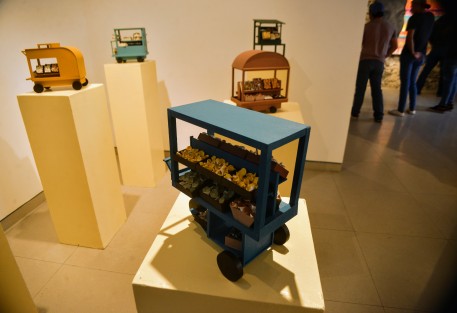 En la instalaciones de la Galería Ramón Alva de Canal se encuentran  las exposiciones <em>De un lugar a otro caminando por el borde 4</em>, de la autora Hana Sakuma y <em>Retratos</em> El diario de SETOUCHI 3, de Reika Nakayama. 