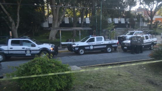 La mañana de este lunes, en Xalapa, se reportó la muerte de una persona que al parecer se resistió a un asalto sobre la Avenida Xalapa, justo frente al monumento a Adalberto Tejeda. Elementos de la SSP acordonaron el área y cerraron el carril que a va hacia Banderilla.  