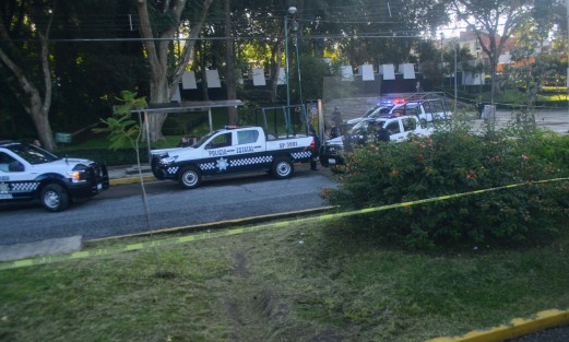 La mañana de este lunes, en Xalapa, se reportó la muerte de una persona que al parecer se resistió a un asalto sobre la Avenida Xalapa, justo frente al monumento a Adalberto Tejeda. Elementos de la SSP acordonaron el área y cerraron el carril que a va hacia Banderilla.  