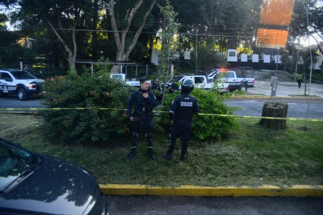 La mañana de este lunes, en Xalapa, se reportó la muerte de una persona que al parecer se resistió a un asalto sobre la Avenida Xalapa, justo frente al monumento a Adalberto Tejeda. Elementos de la SSP acordonaron el área y cerraron el carril que a va hacia Banderilla.  