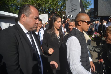 Rodeada de mucha seguridad, una ola de reporteros y fotógrafos, la encargada de despacho de la Fiscalía General del Estado, Verónica Hernández Giadáns, y sus colaboradores, montaron guardia de honor y colocaron una ofrenda floral ante el monumento a Miguel Hidalgo.