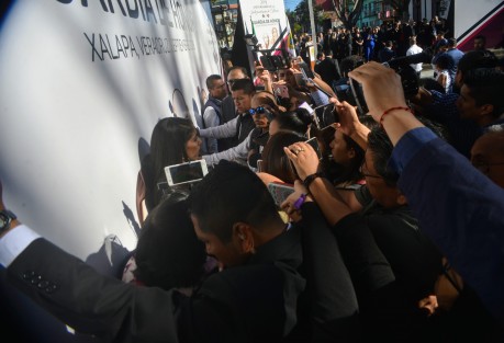 Rodeada de mucha seguridad, una ola de reporteros y fotógrafos, la encargada de despacho de la Fiscalía General del Estado, Verónica Hernández Giadáns, y sus colaboradores, montaron guardia de honor y colocaron una ofrenda floral ante el monumento a Miguel Hidalgo.