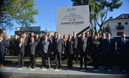 Rodeada de mucha seguridad, una ola de reporteros y fotógrafos, la encargada de despacho de la Fiscalía General del Estado, Verónica Hernández Giadáns, y sus colaboradores, montaron guardia de honor y colocaron una ofrenda floral ante el monumento a Miguel Hidalgo.