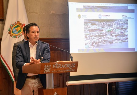 En conferencia de prensa, el gobernador de Veracruz, Cuitláhuac García, confirmó el ecocidio ocurrido en Río Blanco. Dio a conocer las acciones que se realizarán para tratar de detener esta mancha de basura. Le acompañaron autoridades de Medio Ambiente.