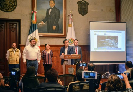En conferencia de prensa, el gobernador de Veracruz, Cuitláhuac García, confirmó el ecocidio ocurrido en Río Blanco. Dio a conocer las acciones que se realizarán para tratar de detener esta mancha de basura. Le acompañaron autoridades de Medio Ambiente.