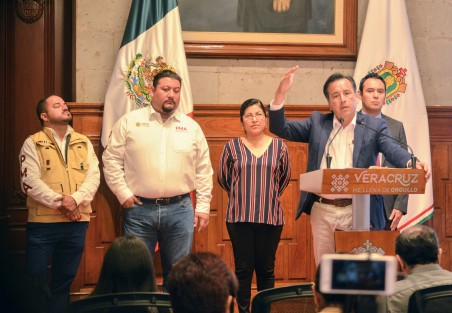 En conferencia de prensa, el gobernador de Veracruz, Cuitláhuac García, confirmó el ecocidio ocurrido en Río Blanco. Dio a conocer las acciones que se realizarán para tratar de detener esta mancha de basura. Le acompañaron autoridades de Medio Ambiente.