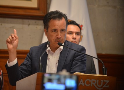 El gobernador Cuitláhuac García también dio a conocer que lo que se realiza no es un remplacamiento, sino que se está invitando a las personas que tengan adeudos con SEFIPLAN, lo puedan liquidar y se les condonarán algunas deudas.  