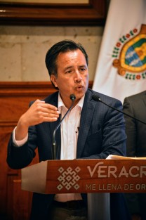 El gobernador Cuitláhuac García Jiménez aclaró que programa <em>Por tu seguridad actualiza tu patrimonio 2019</em>. se trata de una estrategia opcional para condonar el 100 por ciento del Impuesto sobre la Tenencia o Uso de Vehículos del periodo 2013-2019, y que al mismo tiempo, permitirá realizar el canje de placas y no un reemplacamiento.