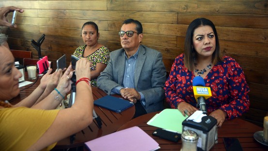 El vocero del PRD, Manuel Bernal Rivera, pide la renuncia del secretario de Salud, Roberto Ramos Alor, por la falta de resultados, resaltando la alta incidencia de casos de dengue en la entidad. Además de criticar el look con bata del funcionario estatal, <em>como si eso resolviera los problemas de salud</em>.  