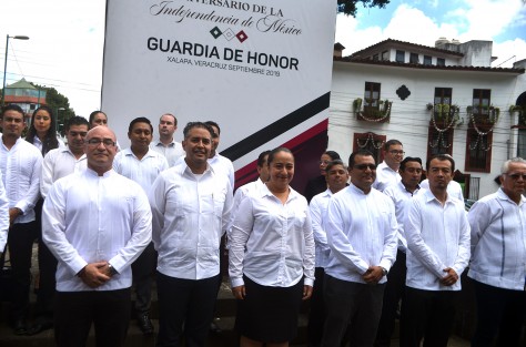Integrantes de la Secretaría de Turismo y Cultura del Estado de Veracruz rindieron Guardia de Honor ante el monumento a Miguel Hidalgo y Costilla, encabezados por la titular Xóchitl Arbesú Lago.  