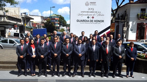 Empleados de la Comisión Federal de Electricidad rindieron guardia de honor, encabezados por Eduardo Reynoso León, subgerente de Servicio al Cliente de la CFE División Oriente. 