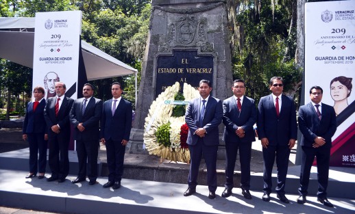 Empleados de la Comisión Federal de Electricidad rindieron guardia de honor, encabezados por Eduardo Reynoso León, subgerente de Servicio al Cliente de la CFE División Oriente. 