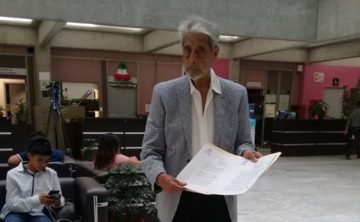 El dirigente de Los 400 Pueblos, César del Ángel Fuentes, se apersonó en el Palacio Legislativo, donde arremetió nuevamente contra el ex gobernador Miguel Ángel Yunes Linares, a quien dice, ya tiene demandado por enriquecimiento ilícito y detención ilegal. Asegura que sus demandas no son venganza política, pues él sólo es líder de campesinos y no tiene ningún cargo de gobierno. 