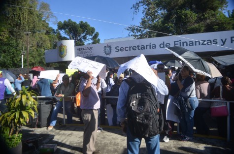 Trabajadores de SEFIPLAN no pudieron ingresar a las instalaciones debido a que integrantes de la coalición de sindicatos del Poder Ejecutivo del Estado bloquearon los accesos en protesta por el incumplimiento en el pago de diversas  prestaciones. 