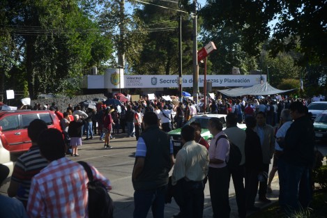 Trabajadores de SEFIPLAN no pudieron ingresar a las instalaciones debido a que integrantes de la coalición de sindicatos del Poder Ejecutivo del Estado bloquearon los accesos en protesta por el incumplimiento en el pago de diversas  prestaciones. 