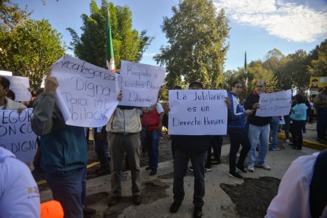 Trabajadores de SEFIPLAN no pudieron ingresar a las instalaciones debido a que integrantes de la coalición de sindicatos del Poder Ejecutivo del Estado bloquearon los accesos en protesta por el incumplimiento en el pago de diversas  prestaciones. 