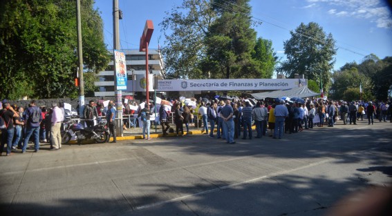 Trabajadores de SEFIPLAN no pudieron ingresar a las instalaciones debido a que integrantes de la coalición de sindicatos del Poder Ejecutivo del Estado bloquearon los accesos en protesta por el incumplimiento en el pago de  diversas  prestaciones. 