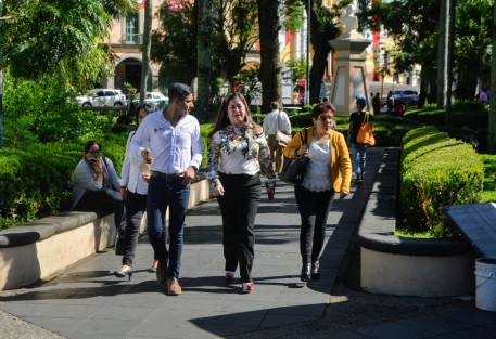 Con un retraso de casi 40 minutos y con mucho menos asistentes que en otras ocasiones se realizó la inauguración de una Feria del Empleo de parte de autoridades del estado y municipales . 