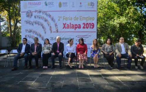 Con un retraso de casi 40 minutos y con mucho menos asistentes que en otras ocasiones se realizó la inauguración de una Feria del Empleo de parte de autoridades del estado y municipales . 