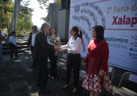 
Incluso las personas citadas para el evento se levantaron para reclamar por el retraso. De los que más tardaron en llegar el alcalde de Xalapa y la Secretaria del Trabajo. 