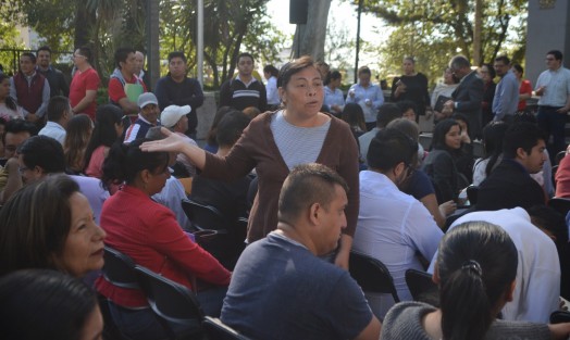 
Incluso las personas citadas para el evento se levantaron para reclamar por el retraso. De los que más tardaron en llegar el alcalde de Xalapa y la Secretaria del Trabajo. 