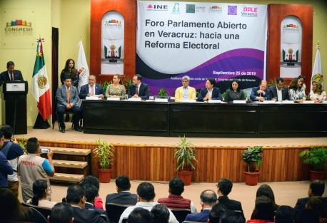 Diputados locales y federales, así como autoridades de gobierno y del OPLE, participaron en el <em>Foro Parlamento Abierto en Veracuz: Hacia una Reforma  electoral</em>, en el auditorio Sebastián Lerdo de Tejada de la Legislatura.  