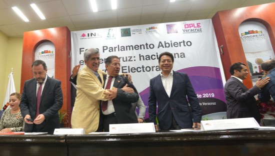 Diputados locales y federales, así como autoridades de gobierno y del OPLE, participaron en el <em>Foro Parlamento Abierto en Veracuz: Hacia una Reforma  electoral</em>, en el auditorio Sebastián Lerdo de Tejada de la Legislatura.  