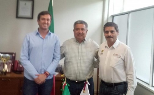 El Alcalde de Teocelo, Mario Antonio Chama, se reunió en la Secretaría de Infraestructura y Obras Públicas del Estado de Veracruz (SIOP) con el Subsecretario, Arq. Fernando Elías Guevara; y el Director General de Proyectos de la Secretaría, Ing. David Guiot López. En dicha reunión y como prioridad, fue autorizado el presupuesto para la reparación y dar solución en el socavón en el tramo carretero Teocelo - Texin, gracias a la gestión del alcalde de la Tierra del Dios Tigre.  