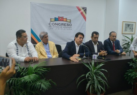 Conferencia de prensa de diputados federales luego de participar en el foro parlamento abierto en Veracruz hacia una Reforma Electoral.  