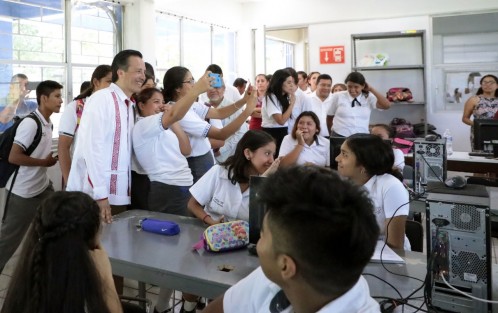Durante un recorrido por planteles educativos de distintos niveles en el municipio, el gobernador Cuitláhuac García Jiménez destacó que con el apoyo del Presidente de la República, de autoridades municipales y legislativas <em>vamos a ir contribuyendo a que existan mejores condiciones en las escuelas, dando testimonio de que estamos cumpliendo</em>.