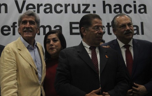 Diputados locales y federales, así como autoridades de gobierno y del OPLE, participaron en el Foro Parlamento Abierto en Veracuz: Hacia una Reforma electoral, en el auditorio Sebastián Lerdo de Tejada de la Legislatura.  