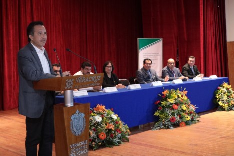 El gobernador del estado, Cuitláhuac García Jiménez, inauguró este jueves el 10.° Encuentro Internacional sobre la Enseñanza del Cálculo, Ciencias y Matemática, que se realiza del 26 al 28 del presente en la Facultad de Contaduría de la Universidad Veracruzana (UV) a fin de mejorar la estrategia de enseñanza de las matemáticas.