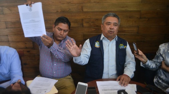 A decir del presidente municipal, Mario A. Chama Díaz, atrás del bloqueo de esta carretera, está el Regidor único, Luis Valencia López . A  él lo responsabilizó de todo lo que vaya a pasar y lo que haya sucedido el día de ayer. 